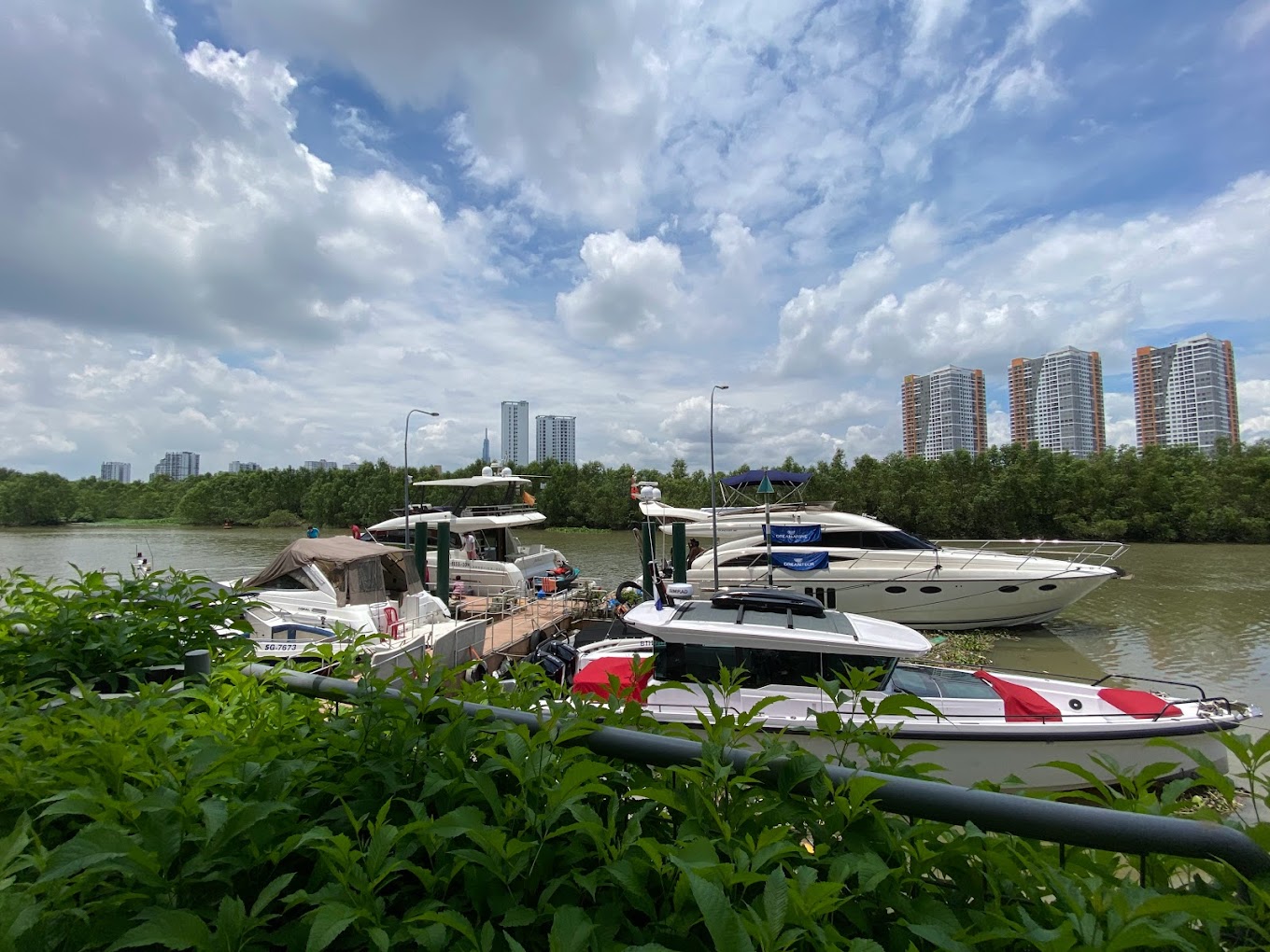 Du thuyền đỗ tại bến của Đảo Kim Cương